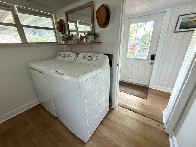 Building Photo - 2 Bedroom 2 Bath Annual Furnished Cottage ...