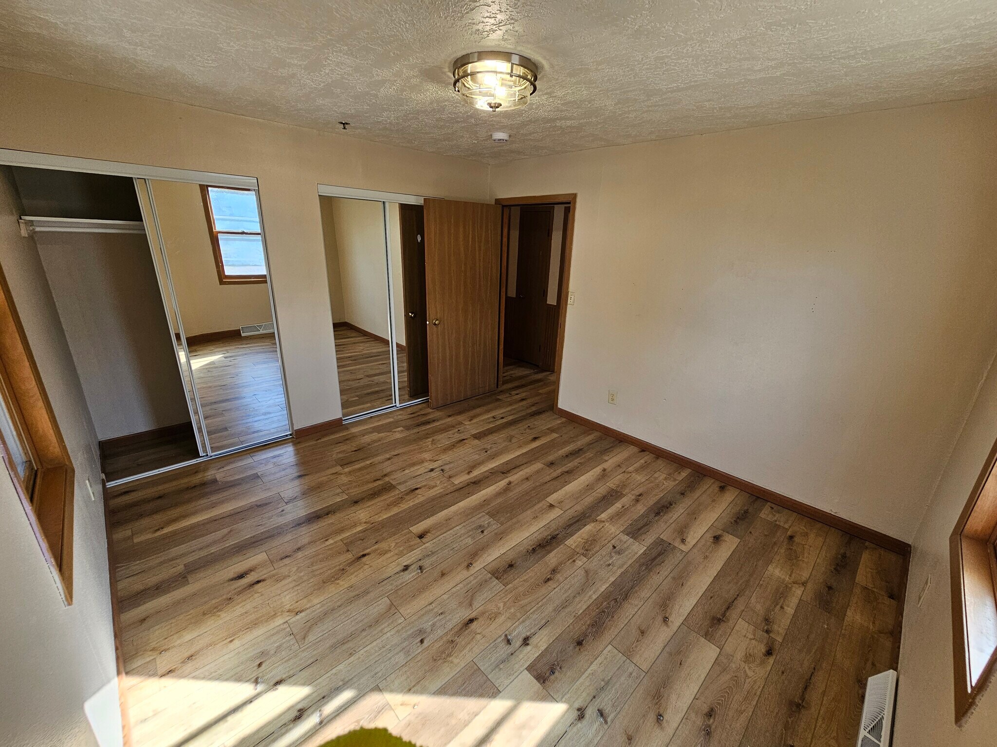 Building Photo - 533 Lakeshore Ct