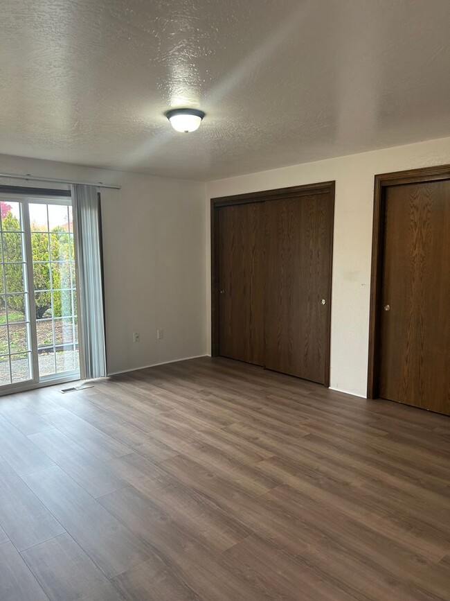 Building Photo - 3 Bedroom 2 Bath Single Family Home