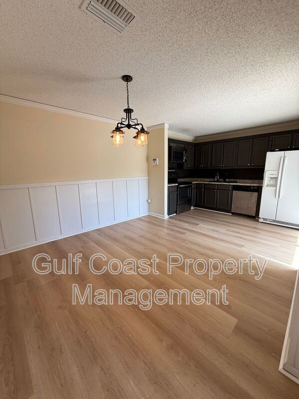 Building Photo - 5249 Cedarbend Dr