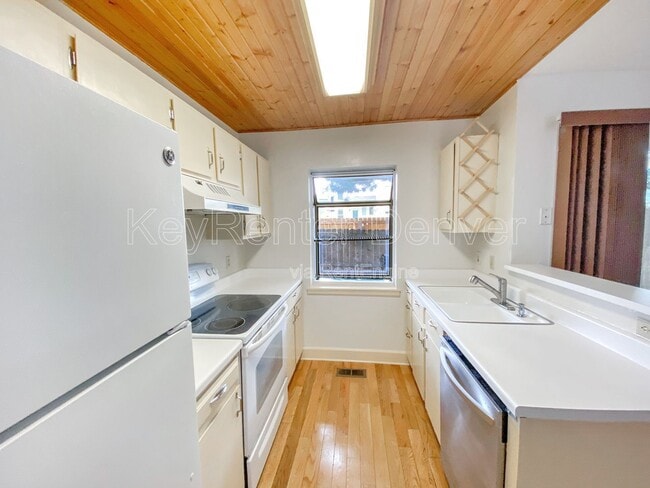 Building Photo - 10587 W Maplewood Dr