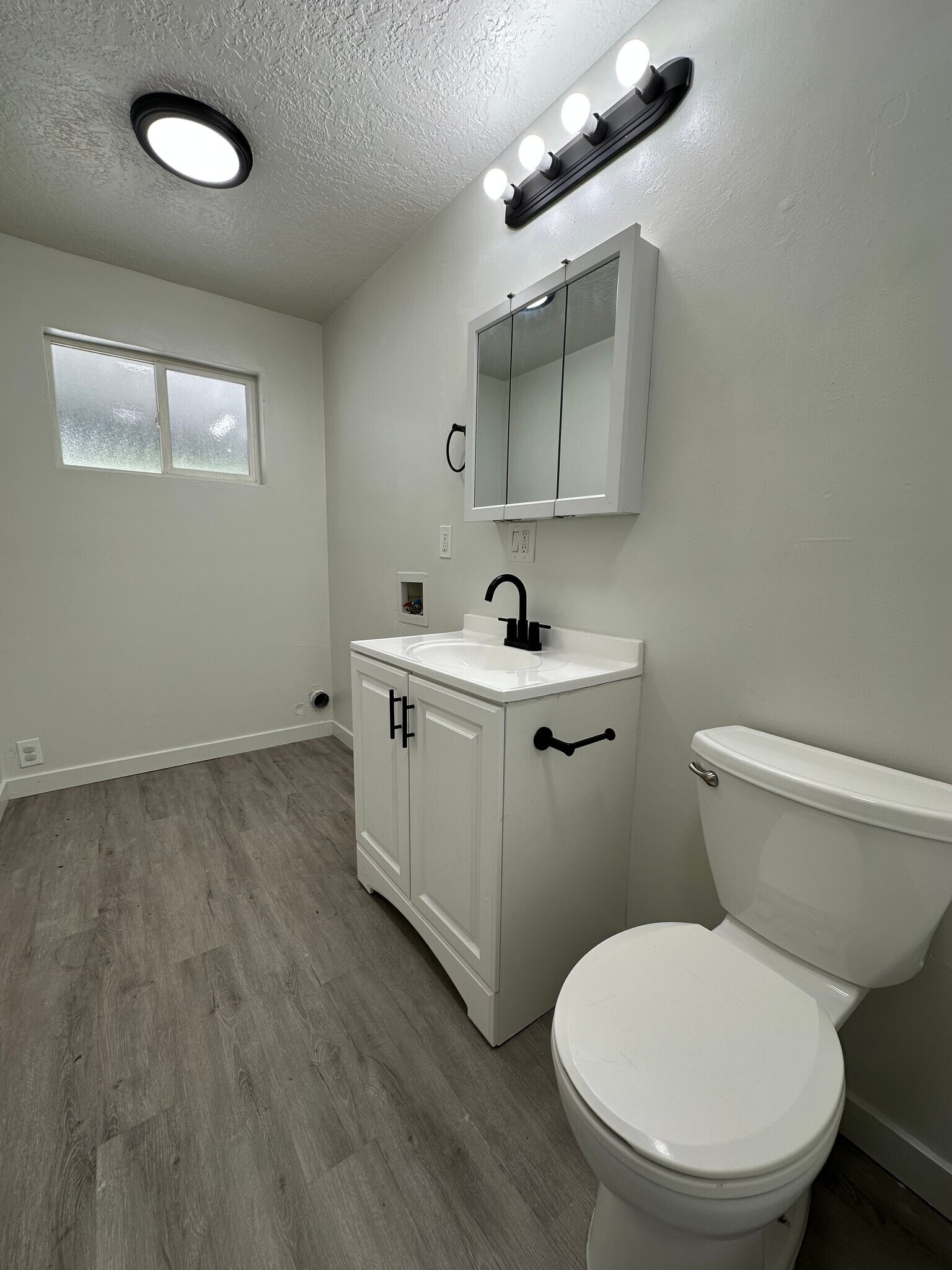 Building Photo - 951 N Redwood Rd