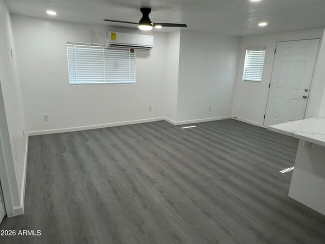 Building Photo - 615 E Oak St