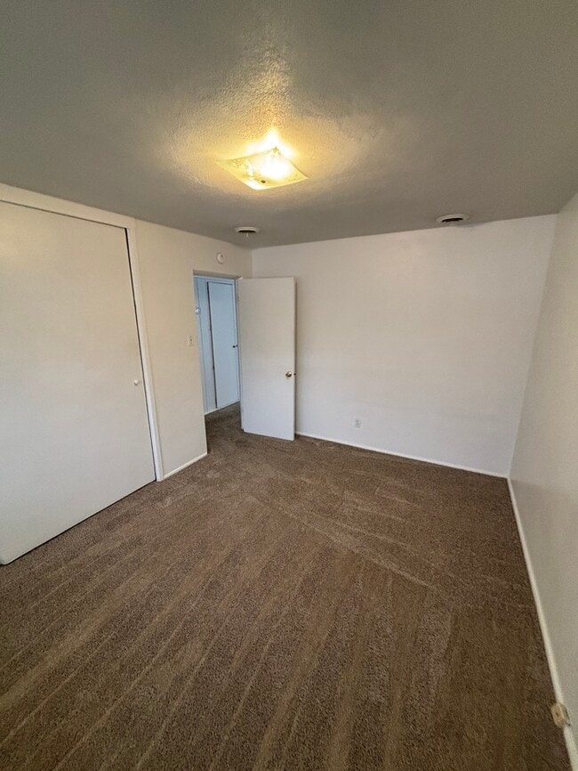 Building Photo - Lovely 3-Bedroom Home with Natural Light a...