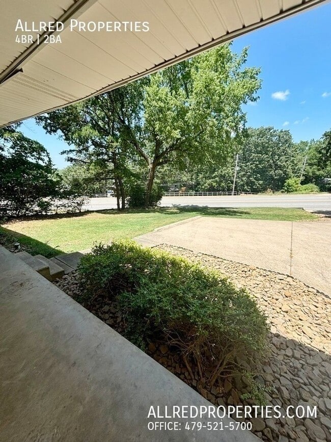 Building Photo - Move in special $500.00 off 1st month's re...