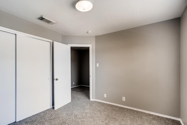 Building Photo - 4BR/2.5 Bath near the San Antonio Medical Center!!!