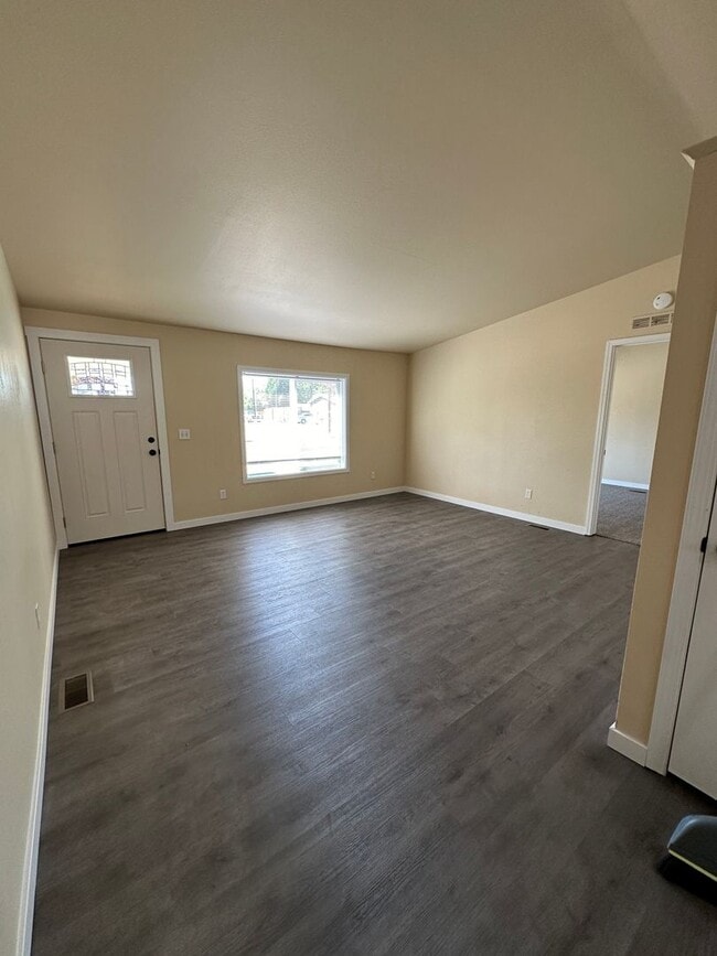 Building Photo - 3 Bedroom 2 Bath Home Available Now
