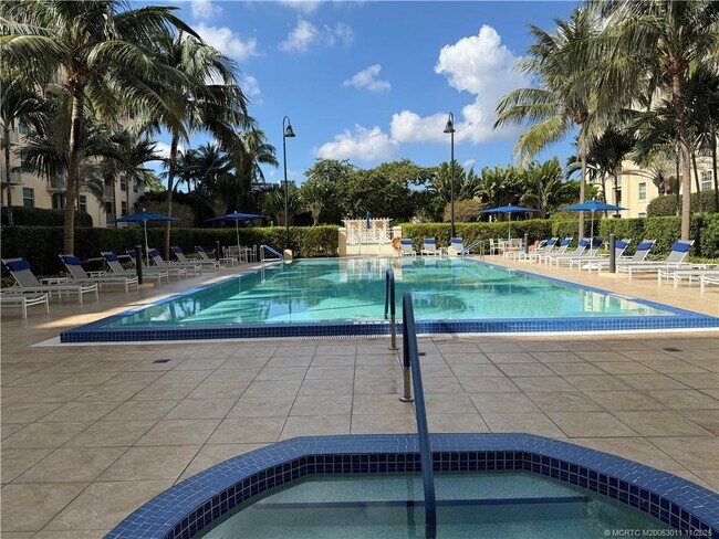 Building Photo - 610 Clematis St