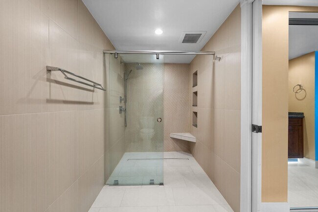 Building Photo - 511 Bayshore Dr