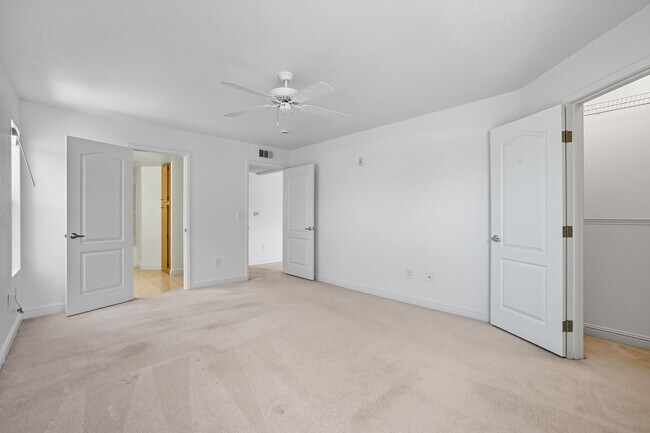 Building Photo - Beautifully maintained 1-story condo in Resort Style Community!