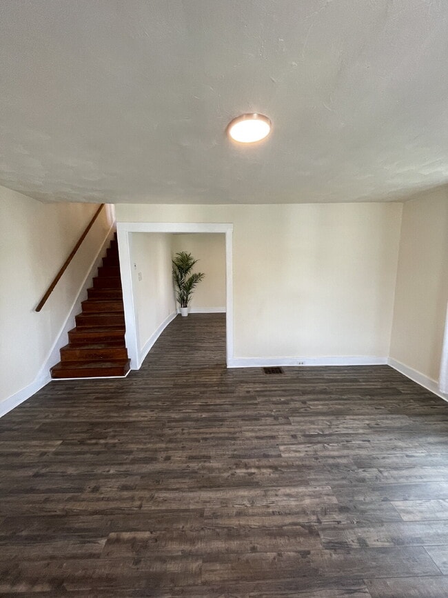 Building Photo - Spacious 3 Bedroom Apartment Near IUP – Ideal for Roommates