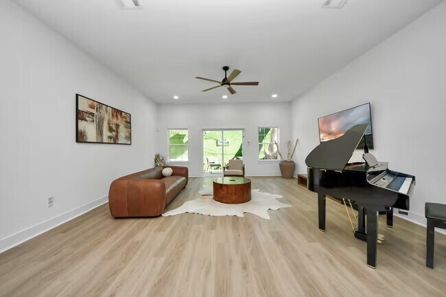 Building Photo - 6747 Peerless St