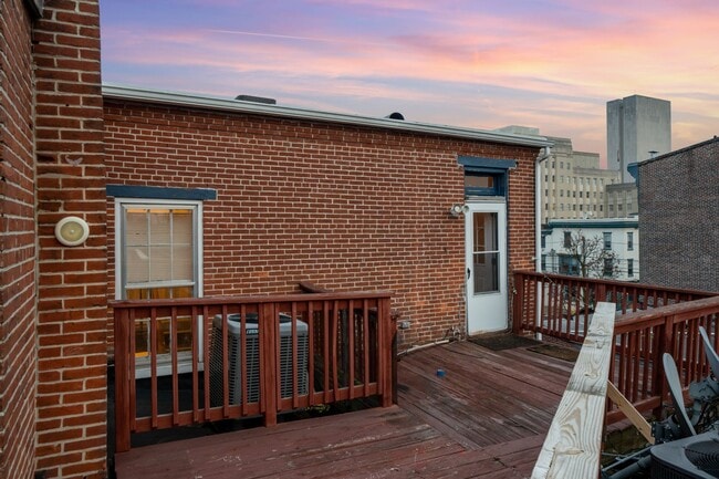 Building Photo - 1006 N 3rd St