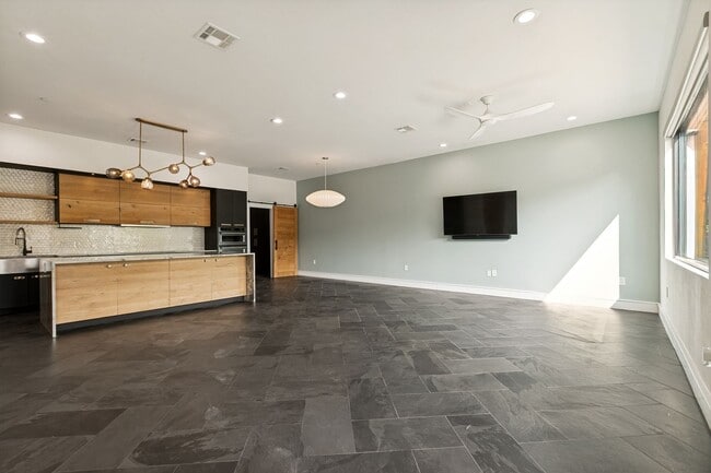 Building Photo - LUXURY TOWNHOME IN LONE STAR DISTRICT