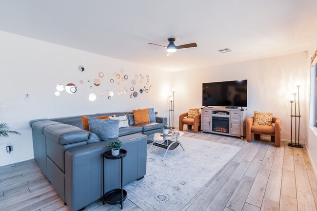 Building Photo - 1550 N Desert Willow St