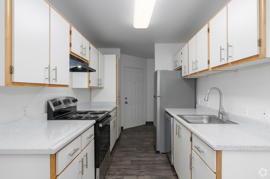 3BR, 2BA - 1,185SF- Kitchen - Quatama Village Apartments