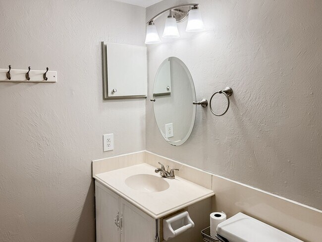 Building Photo - Beautiful Condo Near Moncus Park