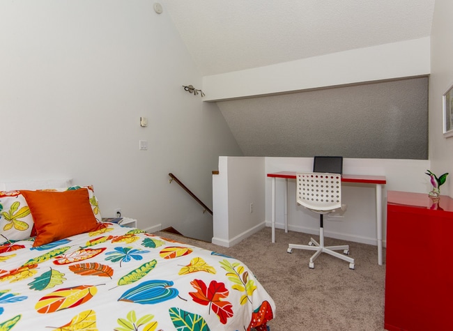 Building Photo - Townhouse style condo in Beaverton!