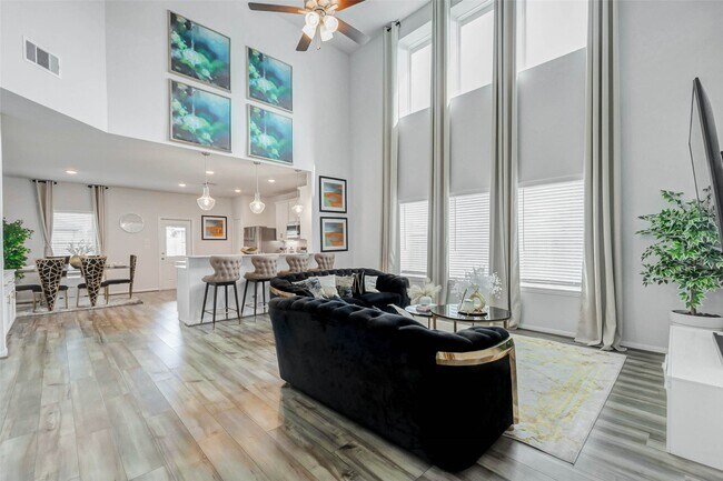 Building Photo - 15231 White Moss Dr