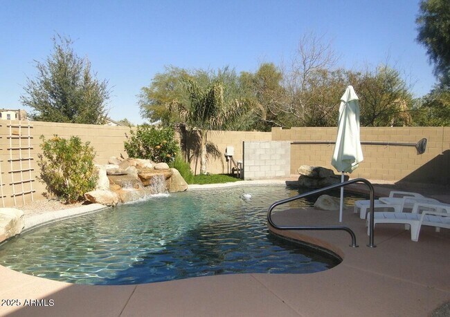 Building Photo - 2520 S Dragoon Dr