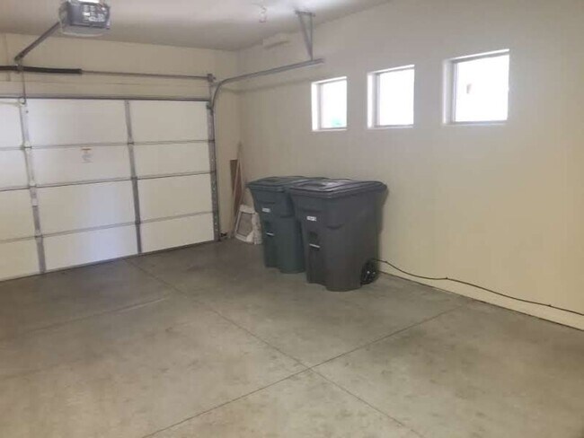 Building Photo - Beautiful, Pet Friendly, Multi-level, 2110 sqft, Luxury Townhouse w/A/C! 3 Bed, 2.5 Bath, + Loft ...