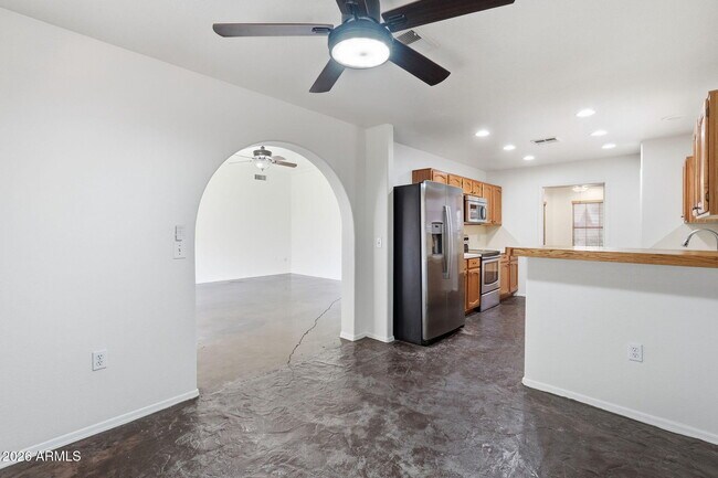 Building Photo - 457 S Meadows Dr
