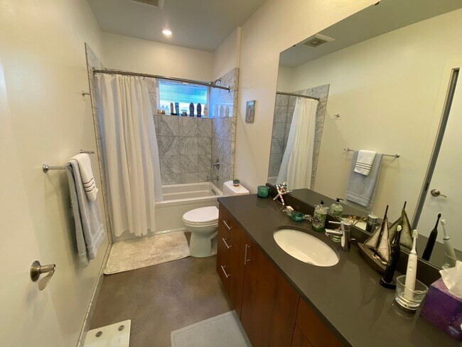 Building Photo - Sola 16