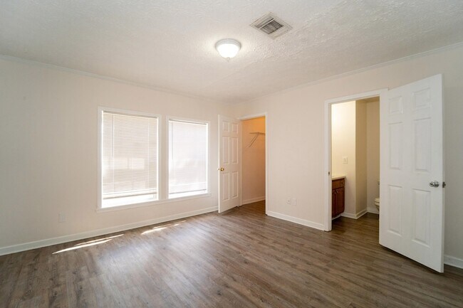 Building Photo - 37 Evergreen Ave