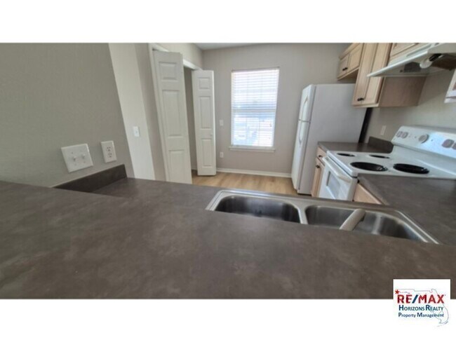 Building Photo - Delightful West Side Cottage