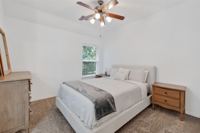 Building Photo - 66 S Longsford Cir