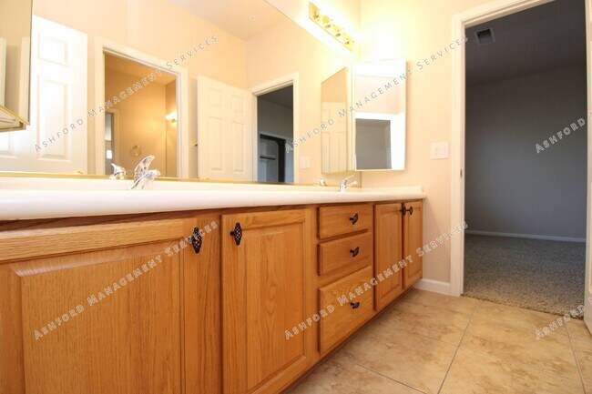 Building Photo - BEAUTIFUL 4 BEDROOM + LOFT ON CULDESAC WITH POOL/SPA