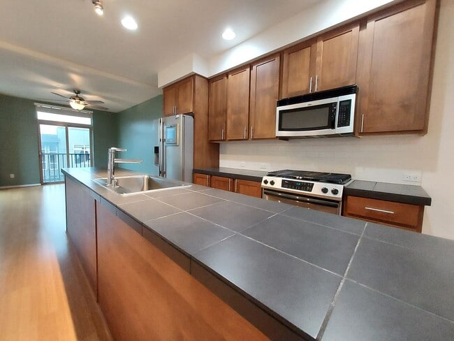 Building Photo - 2 Bed - 2 Bath Townhome in Downtown Tacoma!