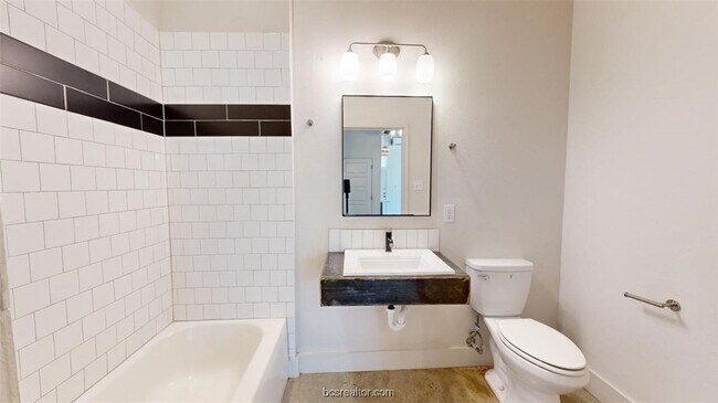 Building Photo - 305 W 27th St