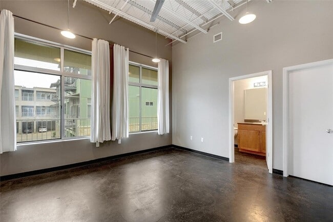 Building Photo - 2401 E 6th St