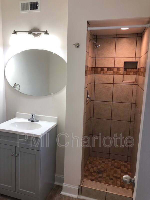 Building Photo - 128 Woodlynn Dr