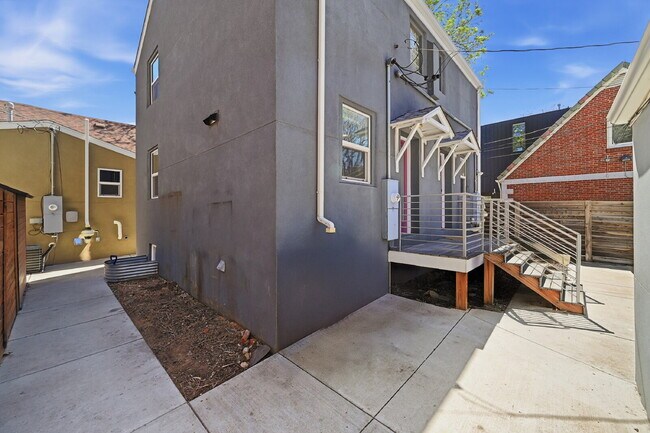 Building Photo - $2,495.95 - 2 Bed, 2 Bath Townhome In Denver with Central AC and In Unit Laundry!