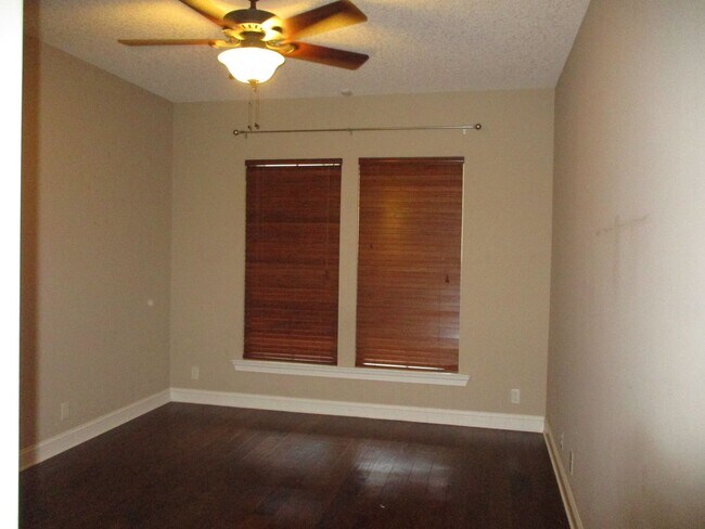 Building Photo - 104 Shadow Wood Bend