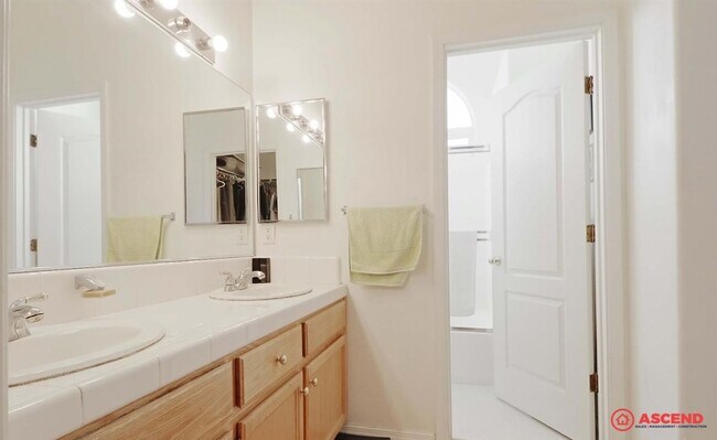 Building Photo - 9425 Lanneau Ct