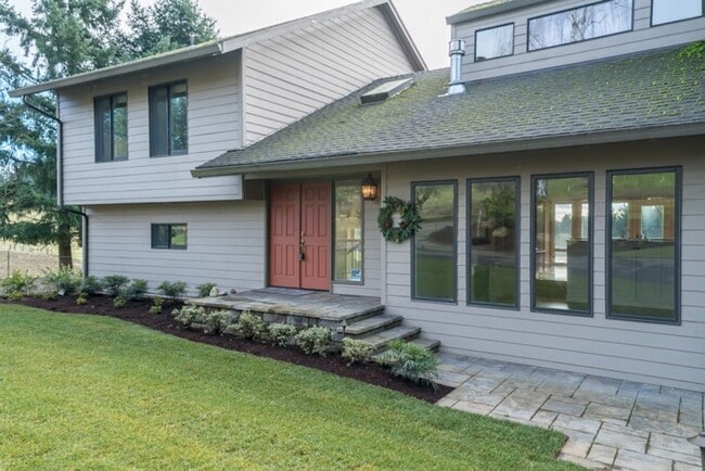 Building Photo - Escape to the Country, Spacious Contemporary in Wilsonville with Shop