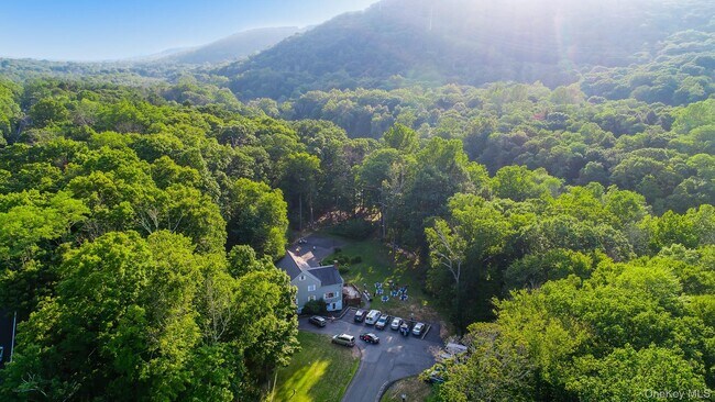 Building Photo - 996 Haverstraw Rd