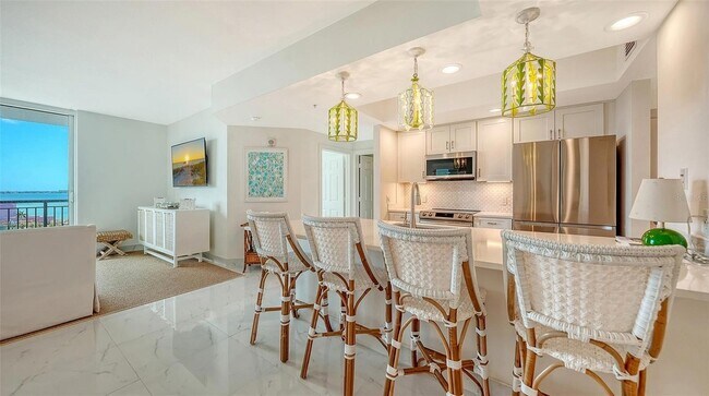 Building Photo - 800 N Tamiami Trl