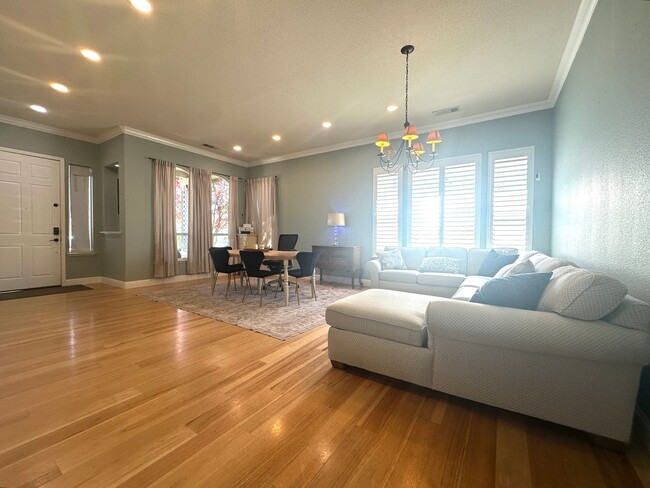 Building Photo - Gorgeous single story with Pool!