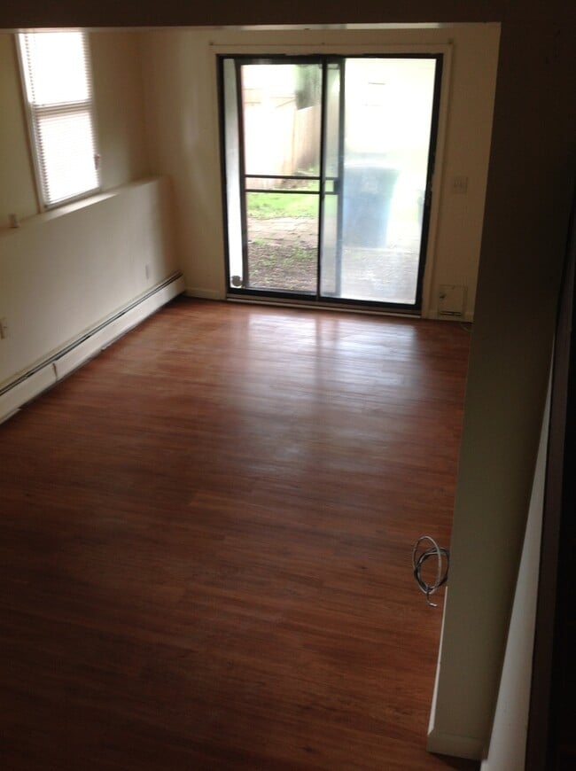 Building Photo - Single Family Home 4 Bed 2 Full Baths