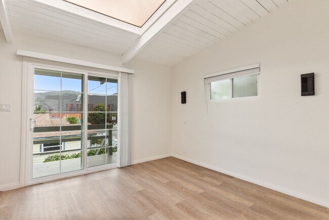 Building Photo - Catalina Apartments