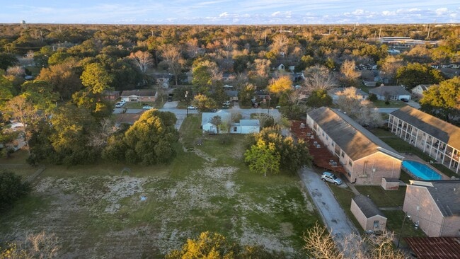 Building Photo - 3 bedroom on large lot
