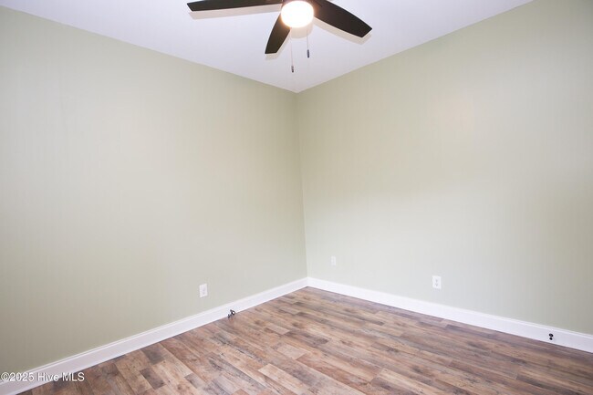 Building Photo - 102 Willow Creek Ln