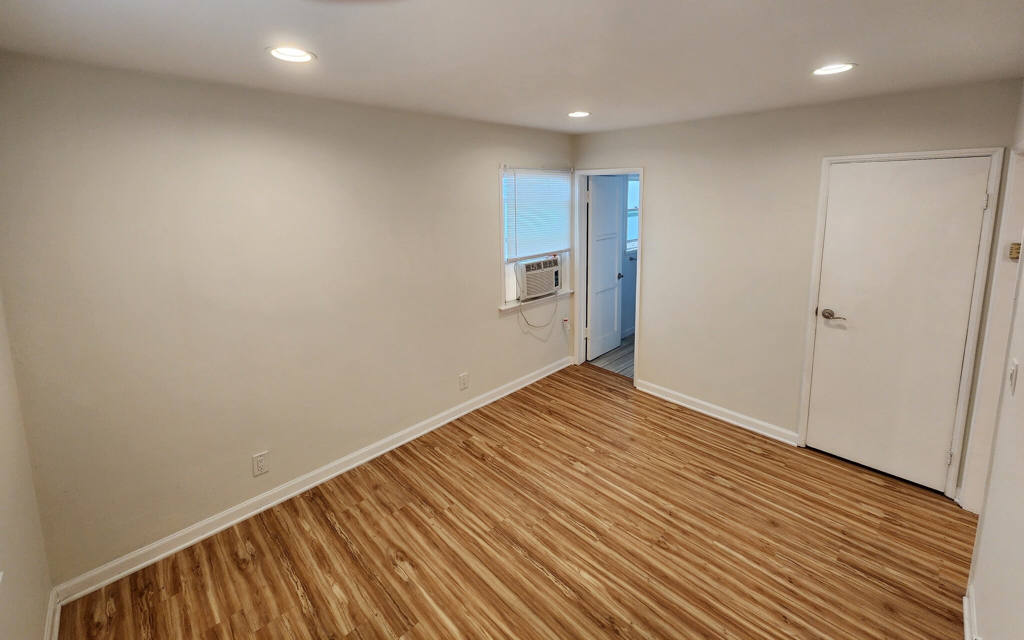 Building Photo - 947 Victoria Ave