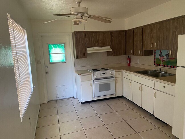 Building Photo - 2 Bed, 1 Bath Home!