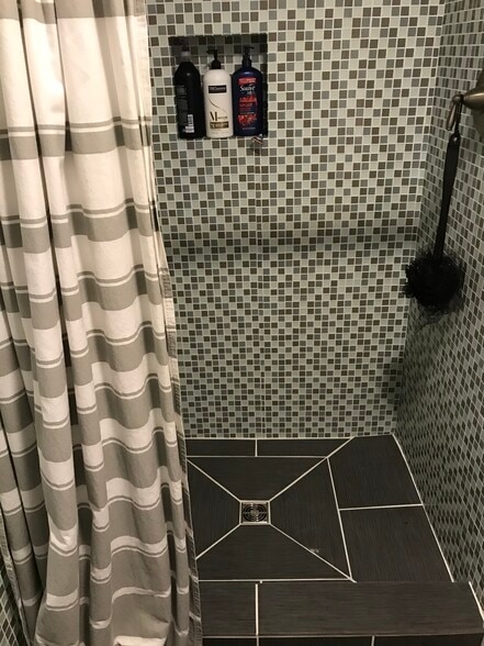 Master Bathroom - 902 Pritchard Pl