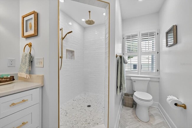 Building Photo - 235 10th Ave NE